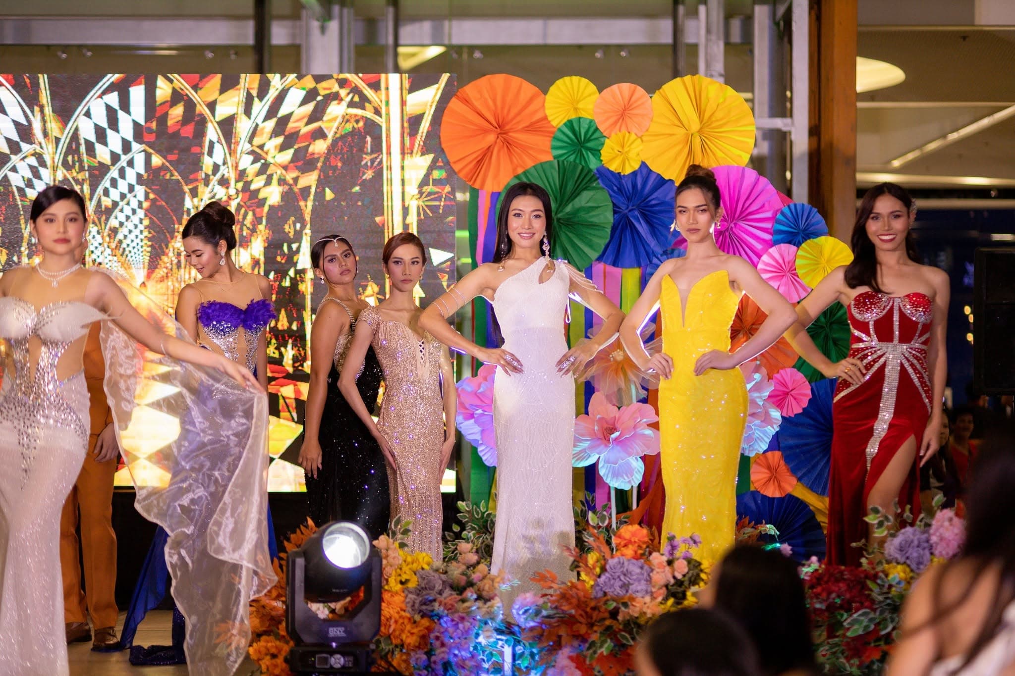 Jngels models on the runway